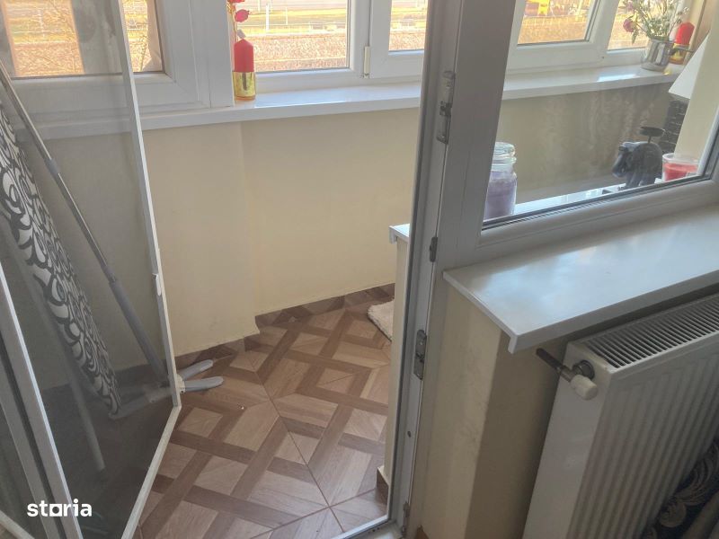 Reducere de pret!! G. Cosbuc - zona Scolii N. Iorga, 2 camere, etaj 2!