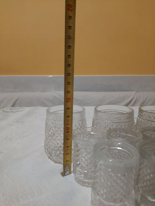 Гарафа с чашки към нея