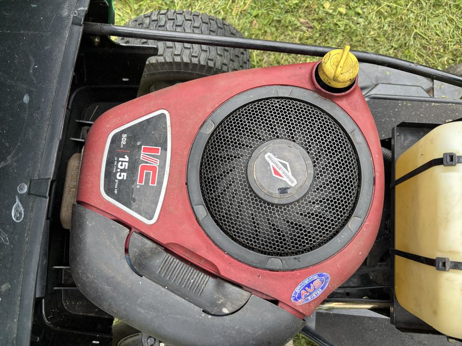 Tractoras de tuns gazonul