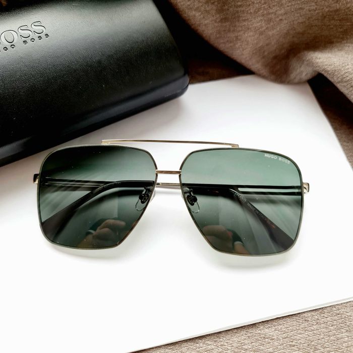 Солнцезащитные очки Hugo Boss.