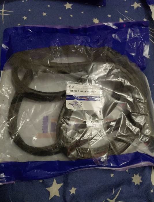 Продам уплотнители для дверей 124 мерседеса