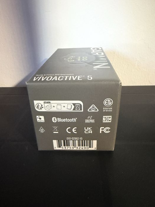 Garmin Vivoactive 5 smart watch pe negru si pe alb