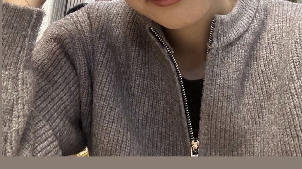 Модный джемпер серый