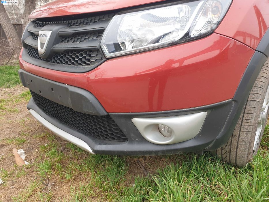 Bara Spoiler Fata Fara Grila cu Emblema Dacia Sandero 2 Stepway 2012 - 2016 Culoare Fire Red Metallic / Pearl TEB76 [K4311]
