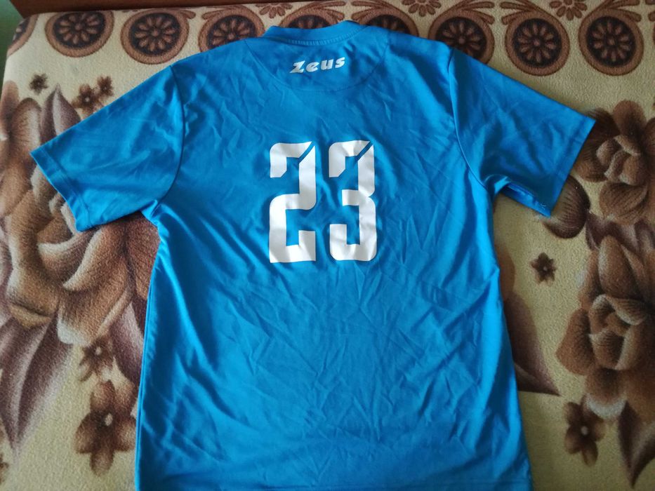Продавам детска футболна тениска с номер на Ф.К Кюстендил