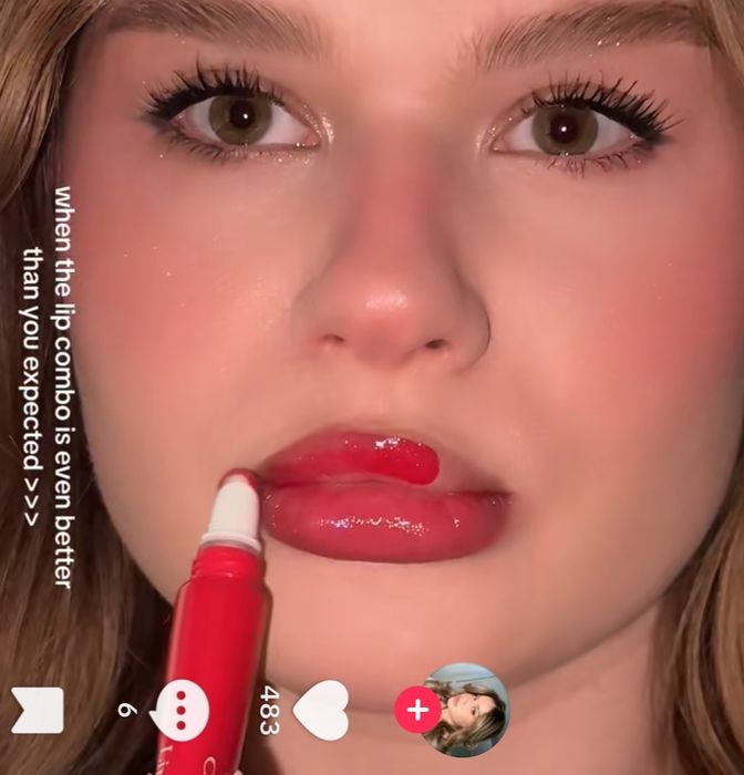 Clarins Lip Perfector lip gloss cu sclipici 24 Fuchsia Glow