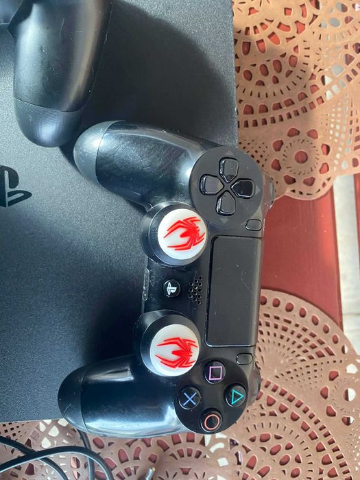 PlayStation 4 cu 2 Manete