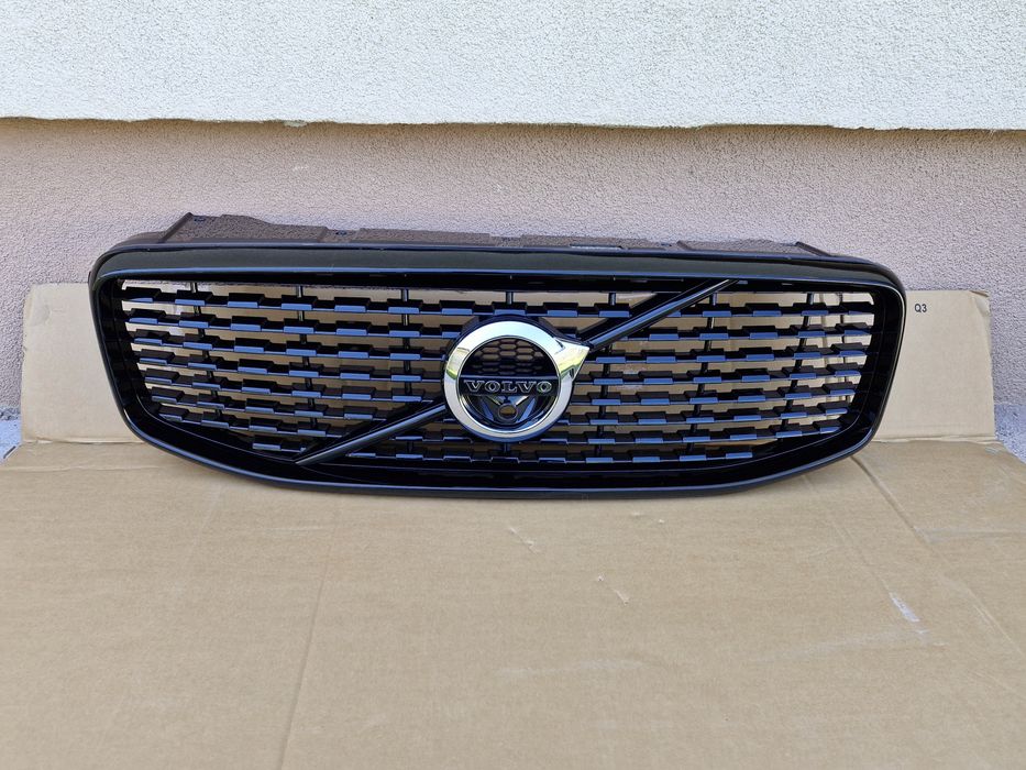 Grila centrala Volvo XC60 R-Design 2017-2020 cu loc de camera