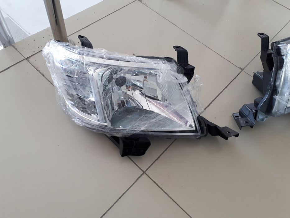 Фары на Hilux Vigo