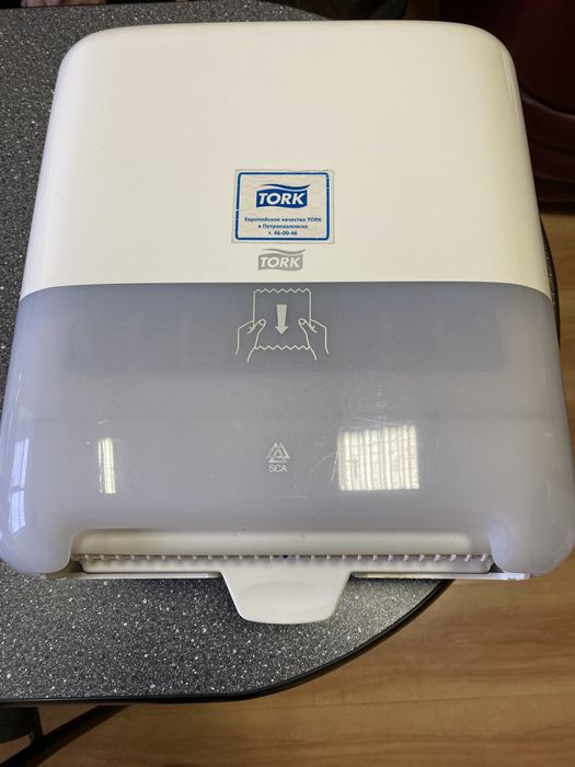 Диспенсер для полотенец Tork.