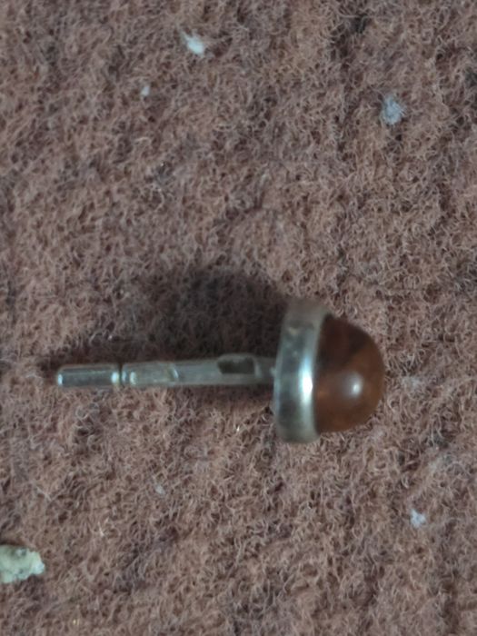 Серьги  гвоздики из натурального янтаря