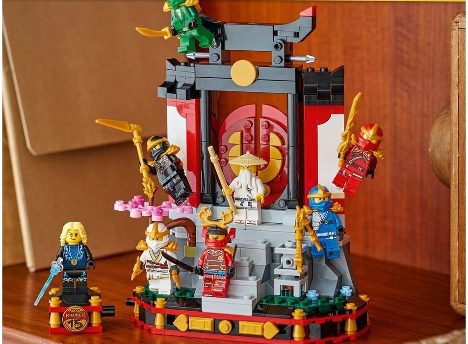 Vând set lego Ninjago cu toate piesele fără instrucțiuni și cutie dar cu toate figurinele