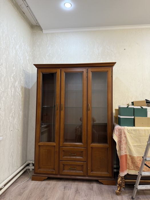 Продам сервант.