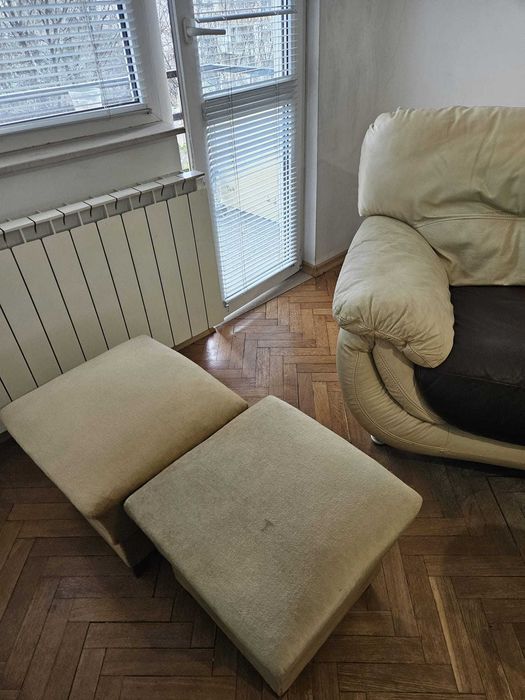 2 запазени табуретки