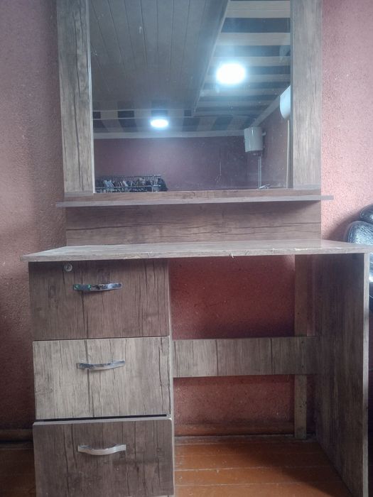 Salon kreslo va oynasi