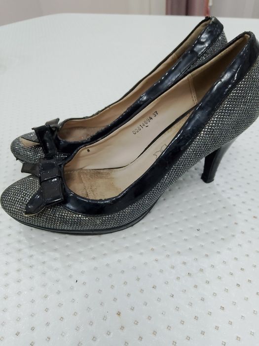 Аяқ киімдер сатылады