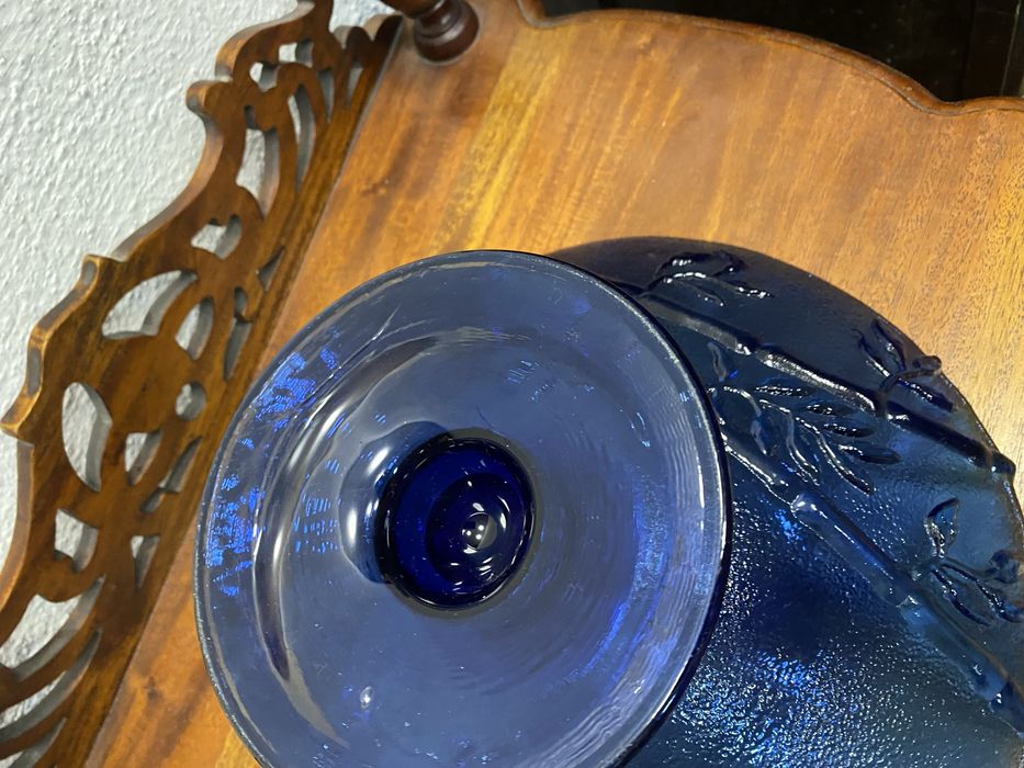 Синя стъклена купа  фруктиера на столче винтидж Чехословакия 1960 1979