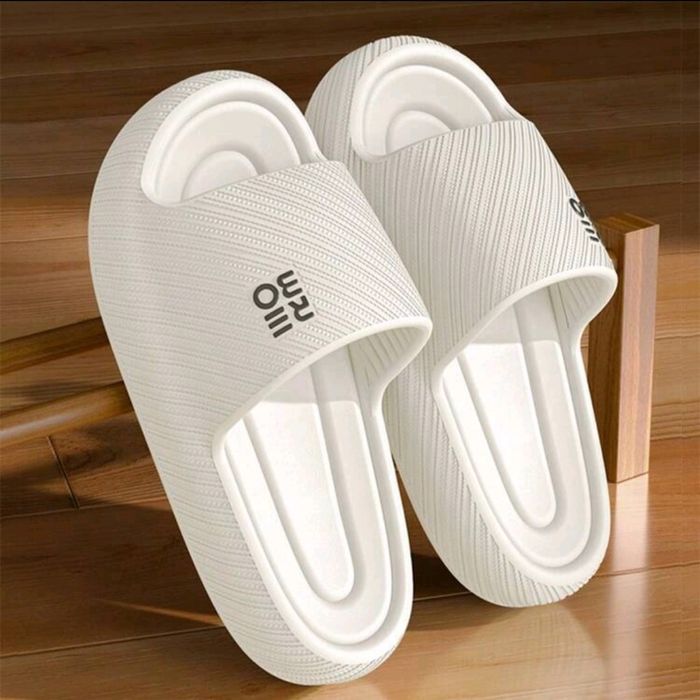 Papuci albi in trend