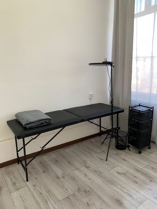 Продам кушетку , барные стулья , стульчик для мастера