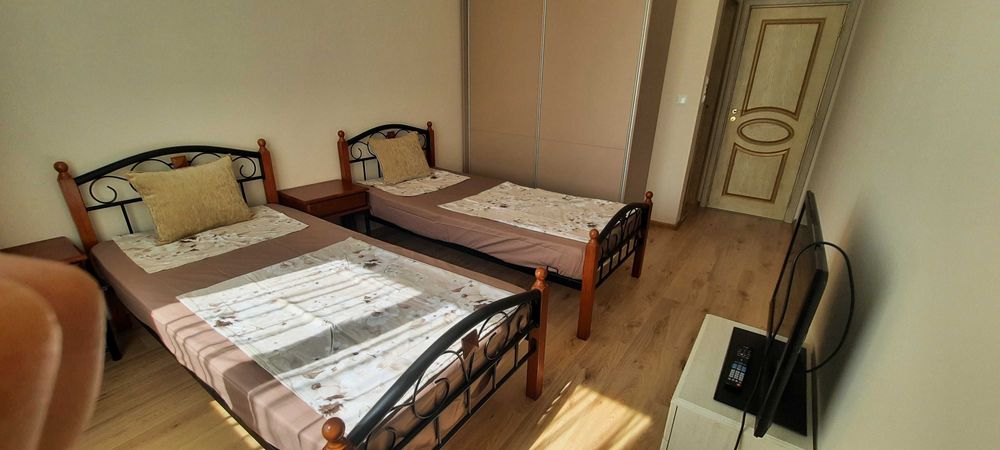 Дава се под наем Тристаен апартамент в Бургас, Център - 104 кв.м за 765 € - Снимка #1