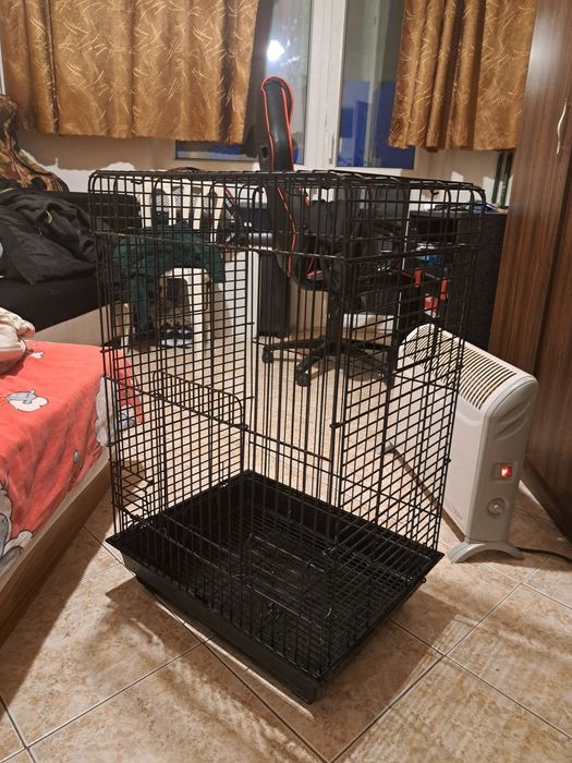 Продавам голяма клетка за папагал