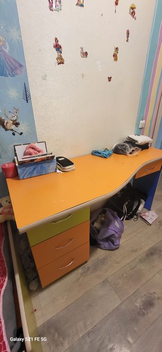 Продам гарнитур, три кровати, угловой шкаф,  стол