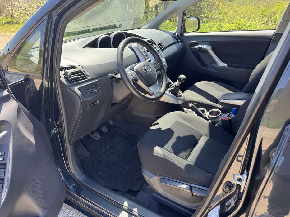 Продавам Toyota Verso