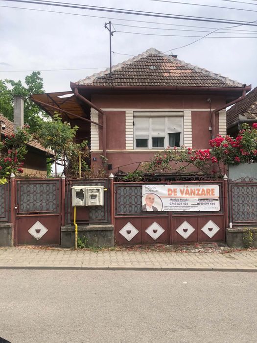 Casa de vanzare cu garaj