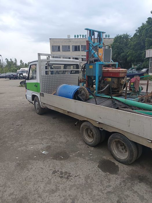 Сондажна машина за вода с камионче към нея