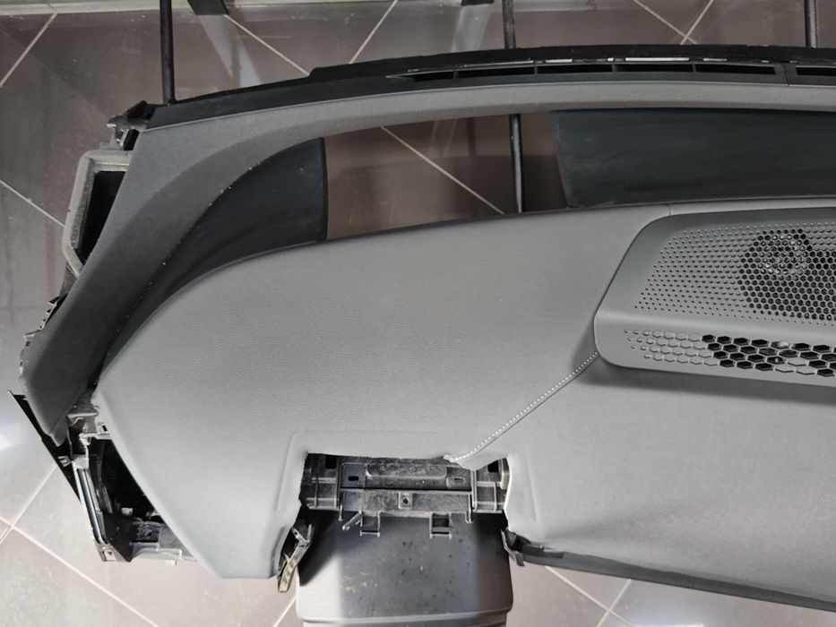 Черно Кожено Арматурно Табло BMW IX I20 Head Up