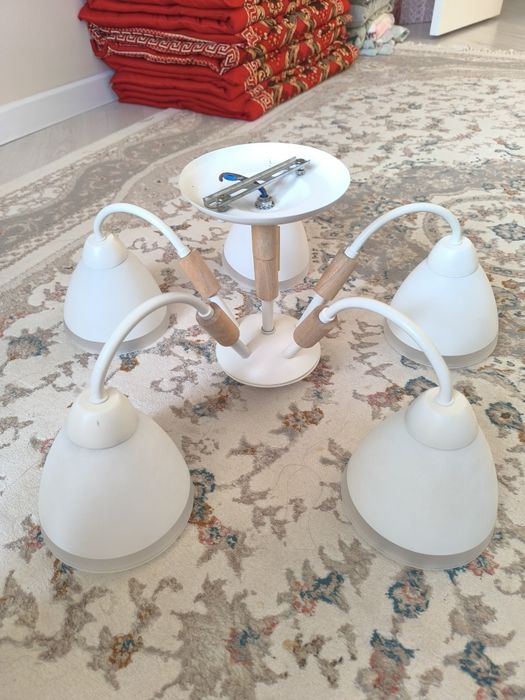 Продам люстру матово белую с элементами дерева