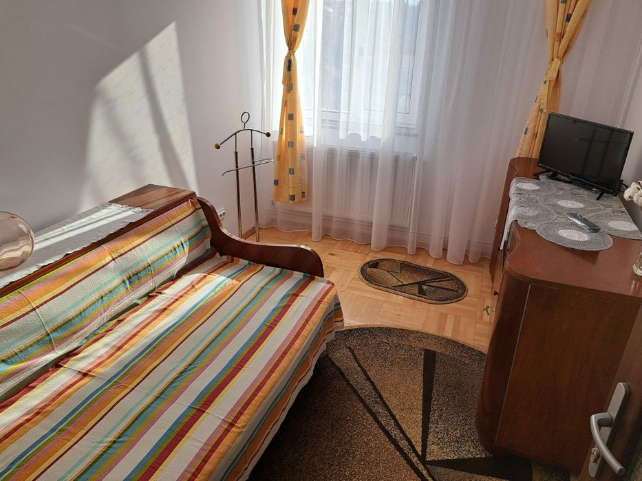 Proprietar  Închiriez apartament cu 4 camere ultra central 450€€