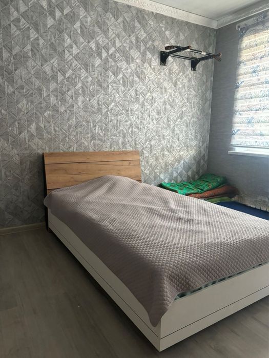 Кровать и стол для учебы