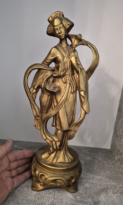 Statuetă Gheișă Japoneză vintage din rășină osoasă (steatit), 34cm, fabricată în anii 1960.