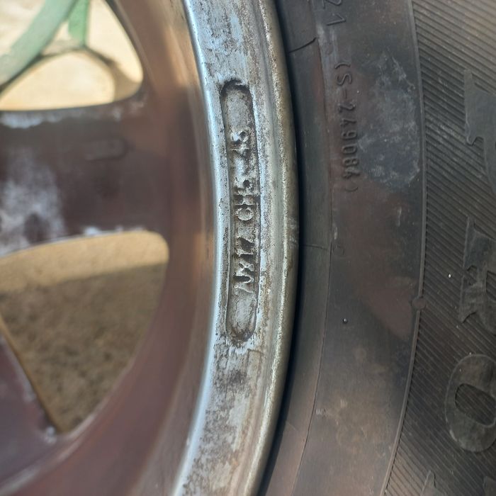 Продавам джанти 17' с летни гуми 215/55/17 за пежо