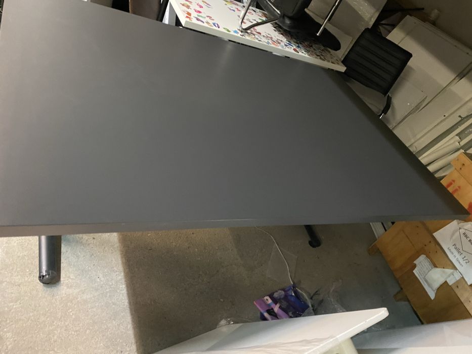 Birou gri in stare buna.