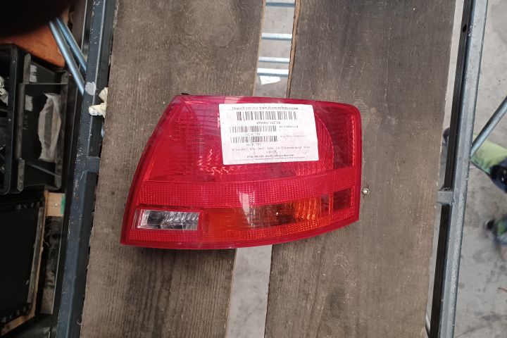 Lampa stop dreapta pe aripa Audi A4 B7