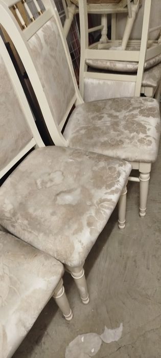 Cand scaune culoare alba