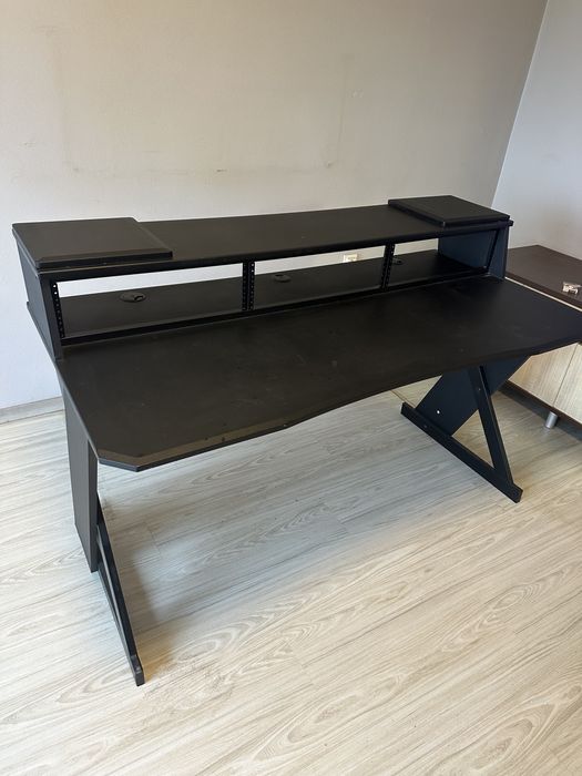 Thomann Studio Table XL Black е професионална студийна работна станция