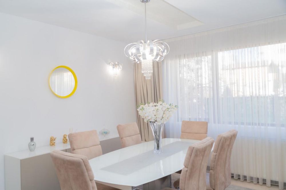 Apartament 3 camere, 115 mp util, mobilat, loc parcare subteran, curte