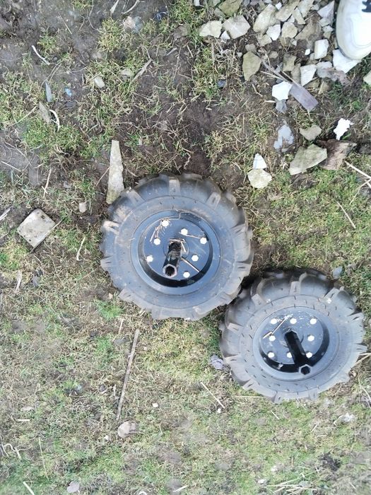 Motosăpătoare Bronto cu diferite accesorii