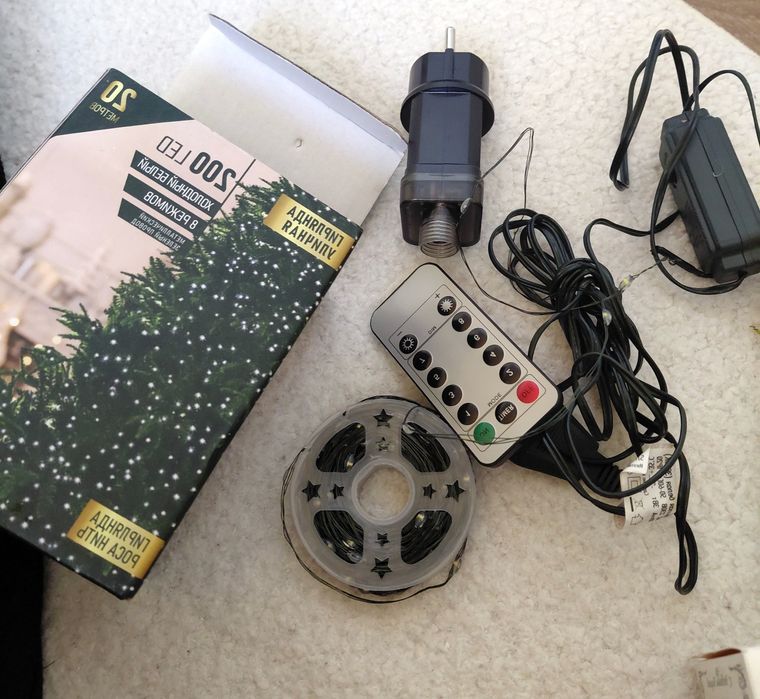 Елка вместе с игрушками и герляндой