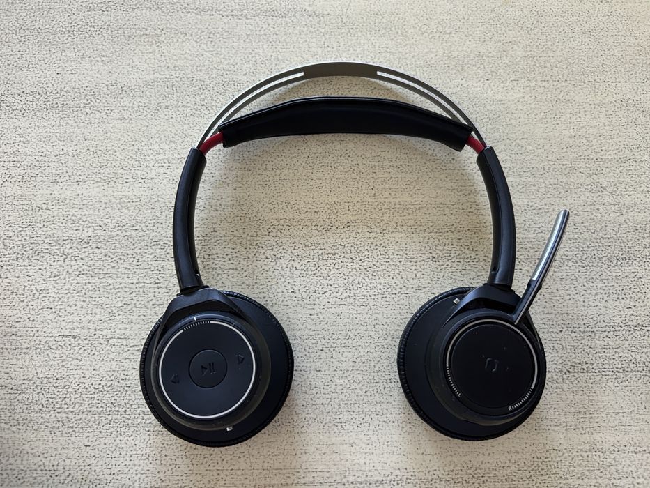 Безжични слушалки Plantronics Voyager Focus UC