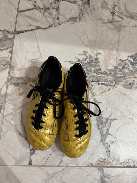 Бутони маратонки за футбол Адидас