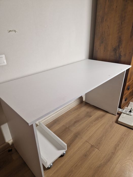 Продается компьютерный стол, белый