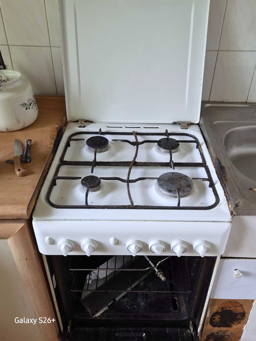 Газовую плиту продам