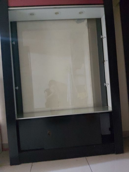 Витрины стеклянные с подсветкой