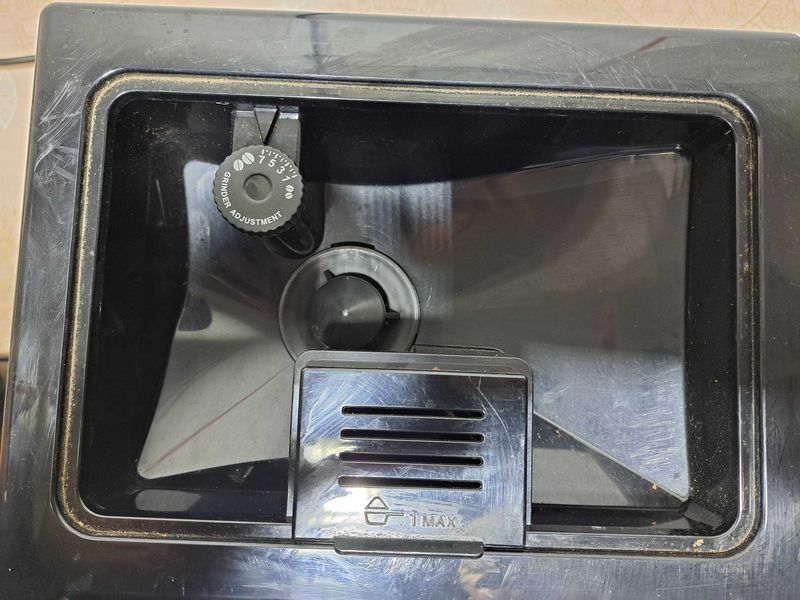 Кафемашина - Delonghi Eletta plus ECAM 44.620.S