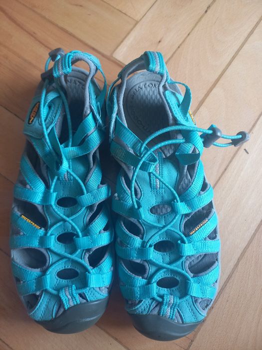 Затворени сандали 37, 5 номер.