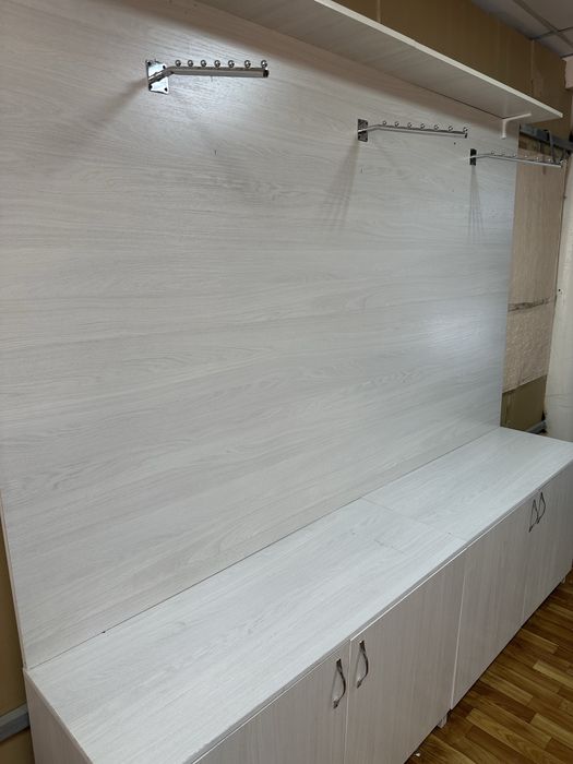 Шкаф и полка для продажи одежды